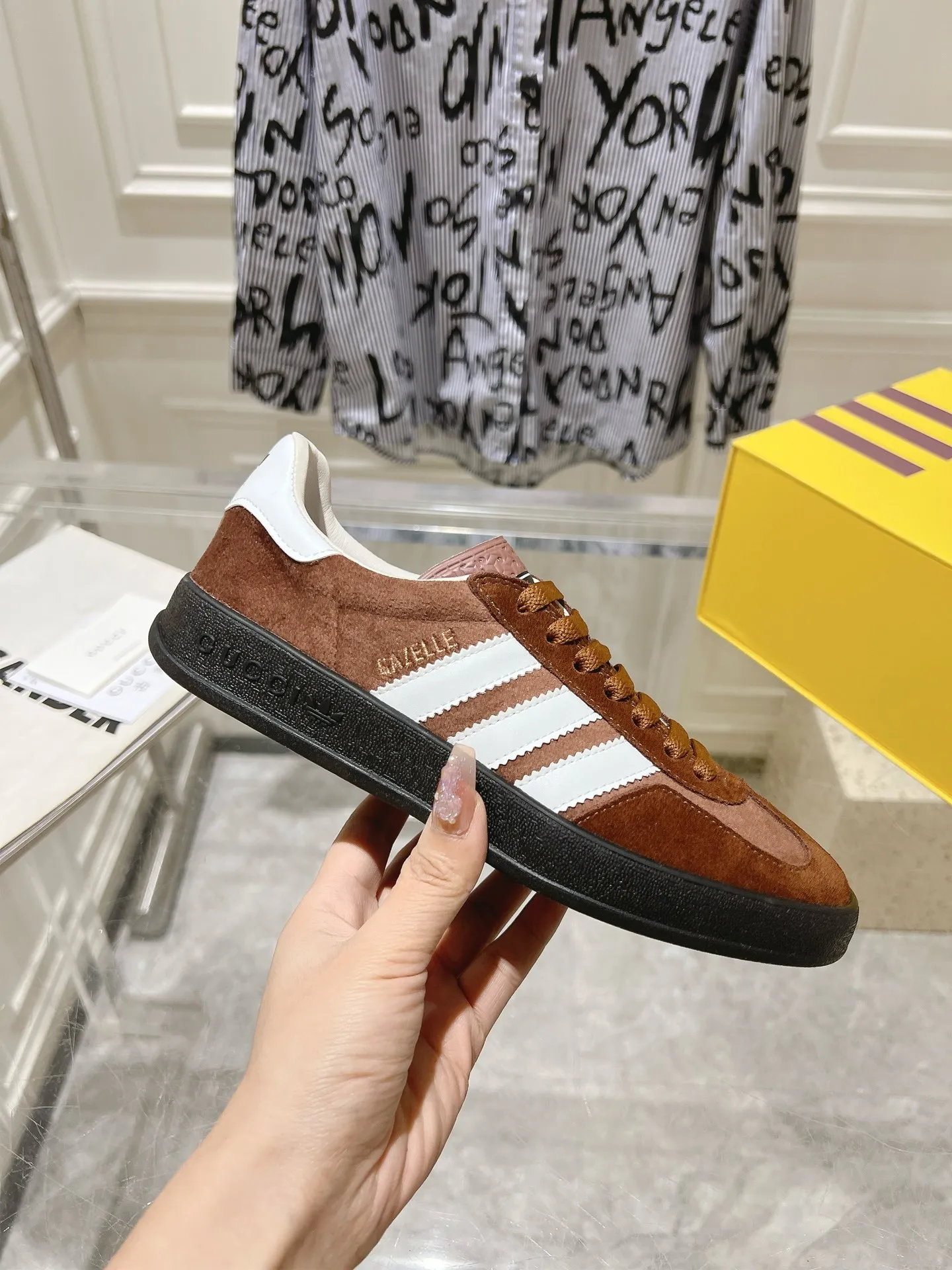 👟👟Ex-factory price 520👟👟Gucci&adidas joint limited edition couple's sneakers. A super nice joint casual sneaker with rich and bold colors! It showed everyone a completely different charm from the past! Combining retro style and youthful sports style to create a new aesthetic! Vitality yet stylish at the same time! ! Upper - made of cowhide, cowhide, cloth. Lining - sheepskin lining for foot pads. Sole - original open-molded beef tendon non-slip and wear-resistant outsole. Size: 35-47 (couple style)